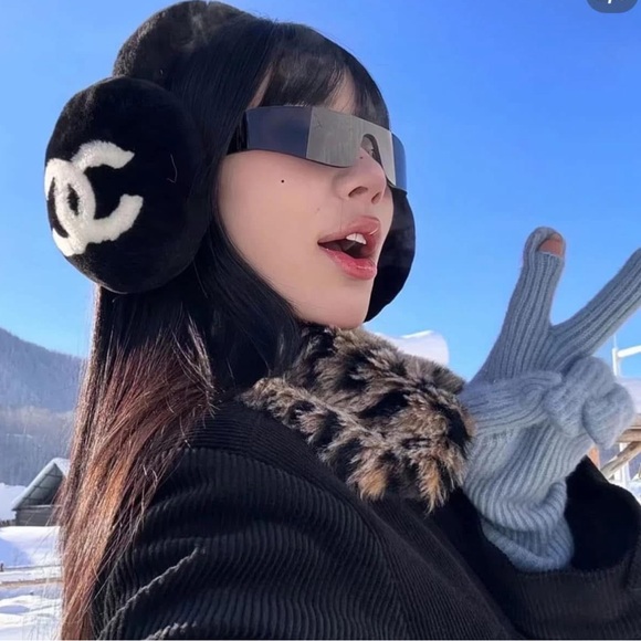 100% Authentic Chanel RECEIPT 25C Earmuffs Shearling Fur Teddy Ski Snow Sold out - Picture 4 of 12